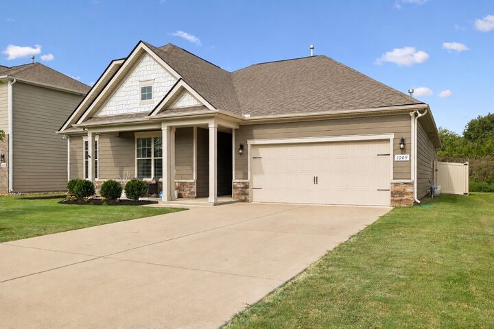 Property Photo:  1009 Black Oak Dr  TN 37128 