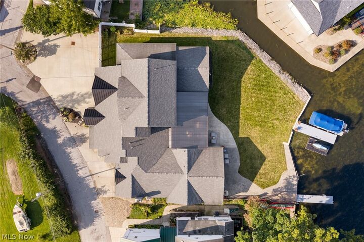Property Photo:  211 Oak Grove Drive  OH 44319 