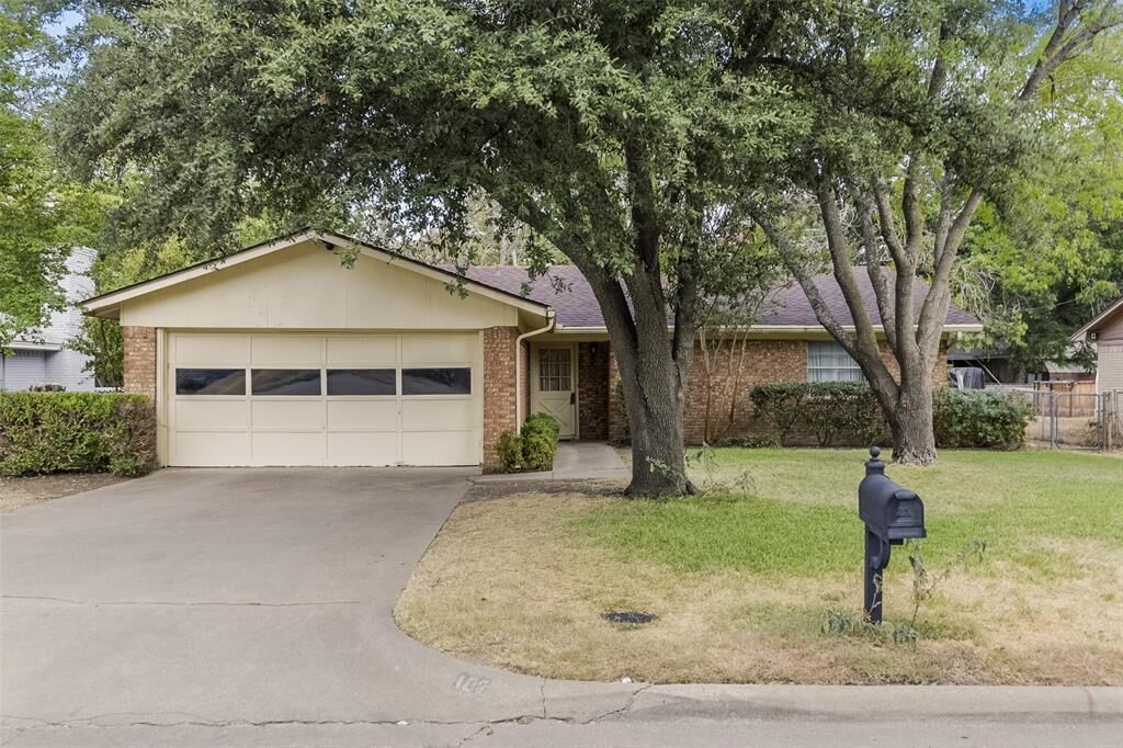 Property Photo:  102 Alamo Street  TX 75165 