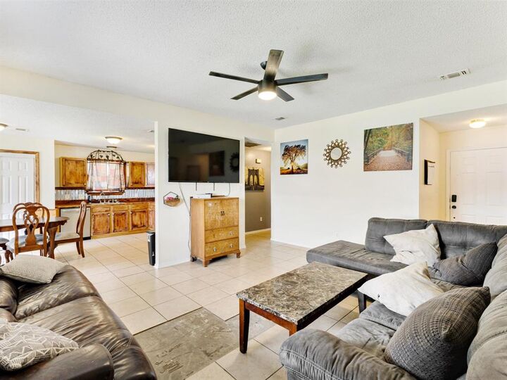 Property Photo: 625 Linda Court TX 76058
