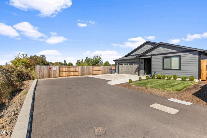 Property Photo: 1880 Aster Street OR 97501