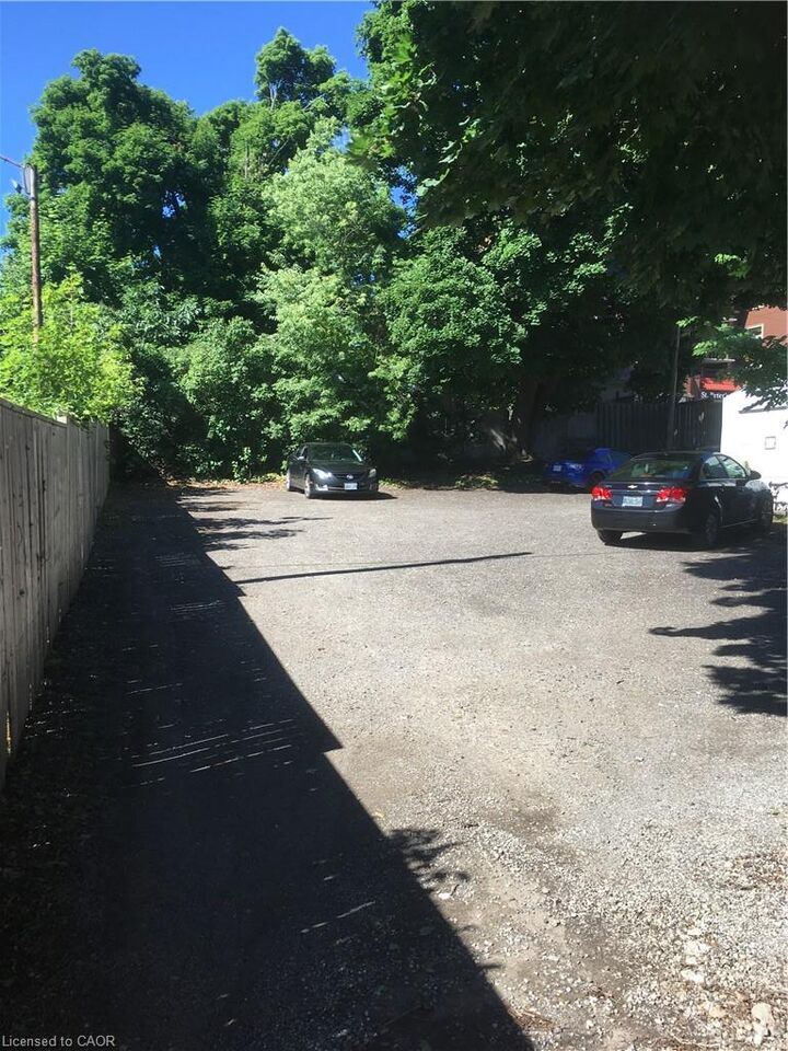 Property Photo:  840 King St E/S Street 5  ON N3H 3P2 
