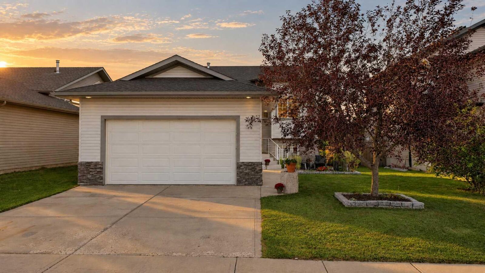Property Photo:  19 Jenner Crescent  AB T4P 0B2 