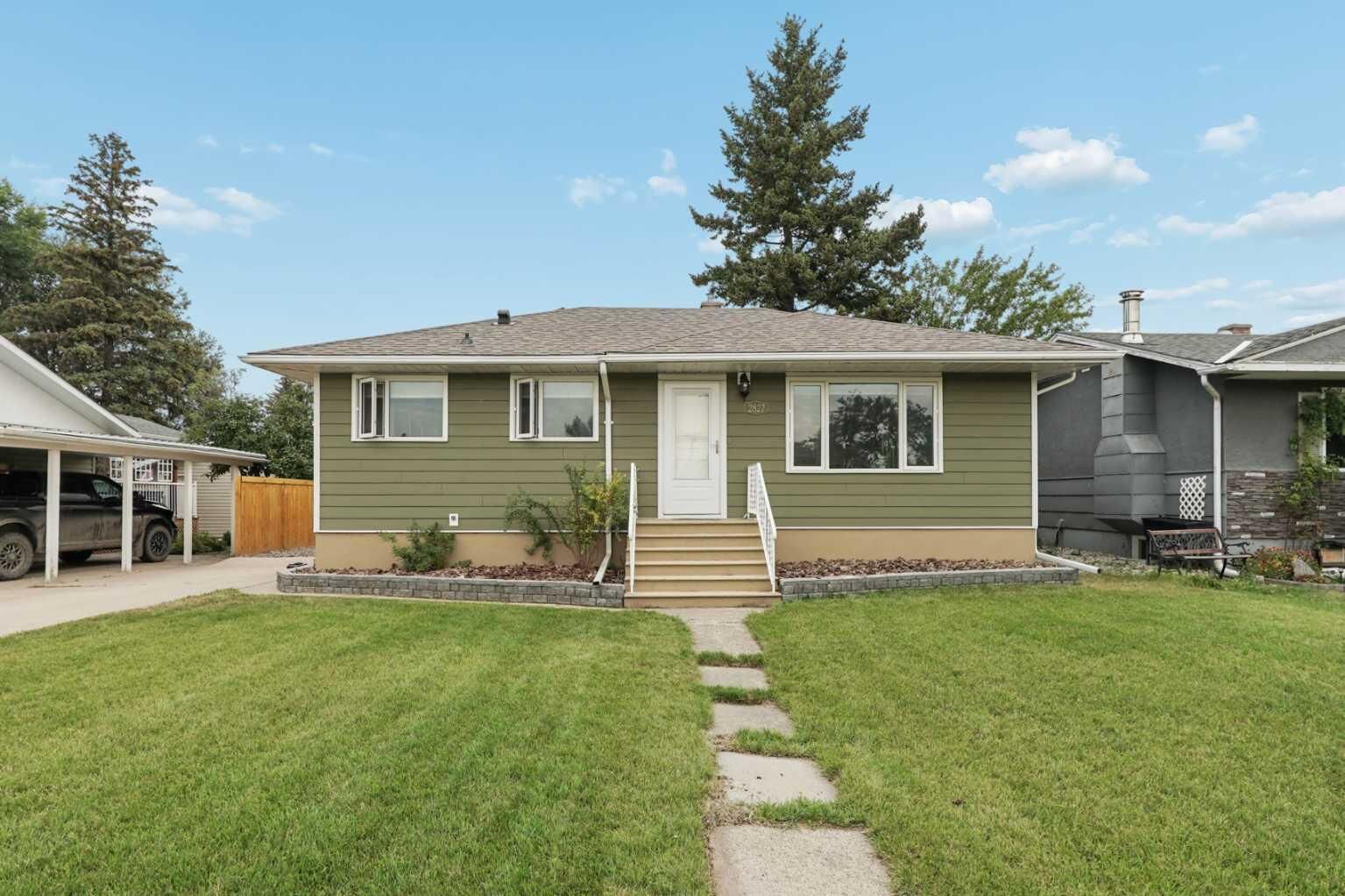 Property Photo:  2827 11 Avenue S  AB T1K 0L2 