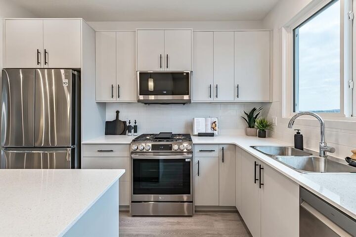 Property Photo:  270 Creekside Manor SW  AB T2X 4B9 