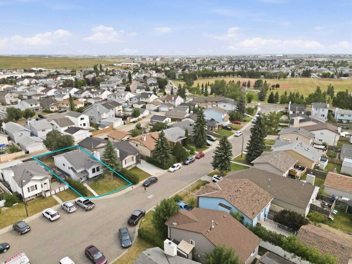 Property Photo:  52 Erin Meadows Court SE  AB T2B 2Z7 