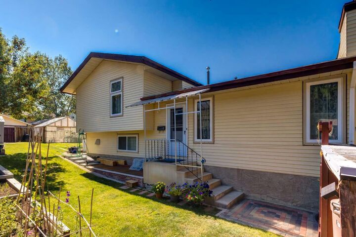 Property Photo: 116 Bearberry Crescent NW AB T3K 1R3