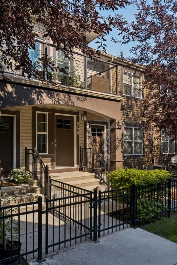 Property Photo:  945 McKenzie Towne Manor SE  AB T2Z 1E1 