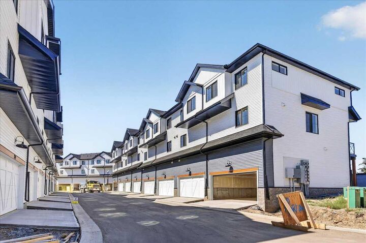 Property Photo: 1750 Rangeview Drive SE 201 AB T3S 0X3