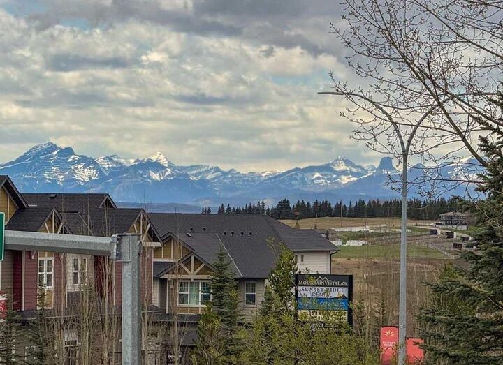 Property Photo: 8 Sunset Square AB T4C 0H4
