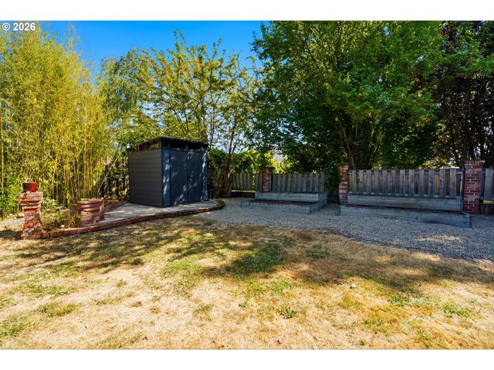 Property Photo:  732 N College St  OR 97132 