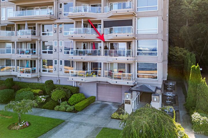 Property Photo:  1550  Alki Avenue SW 300  WA 98116 