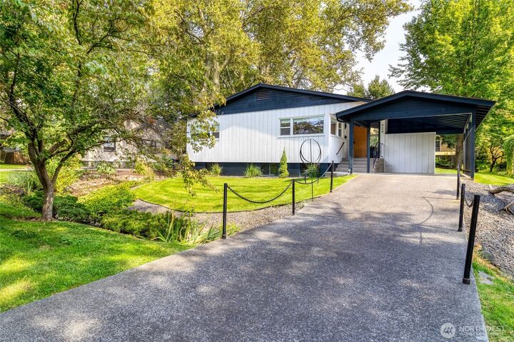 Property Photo:  924  Bonnie Brae Street  WA 99362 