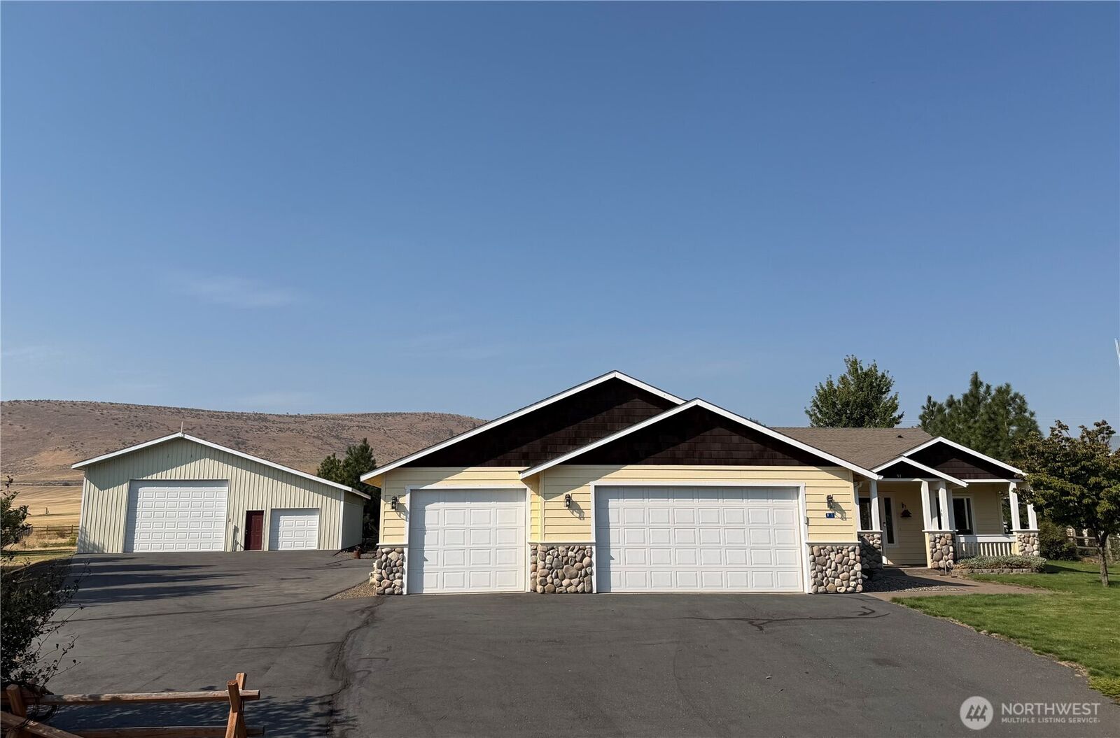 Property Photo:  91  Fieldstone Court  WA 98926 