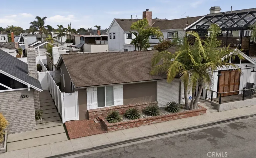 Property Photo:  332 Lugonia Street  CA 92663 