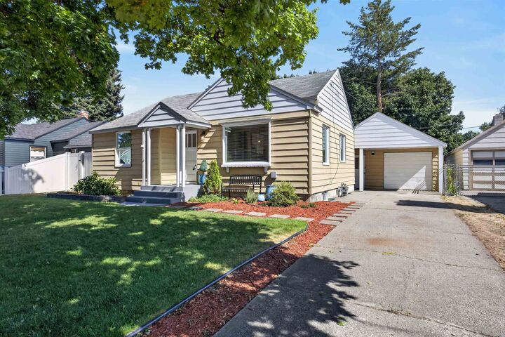 Property Photo:  10012 N Andrew St  WA 99218 