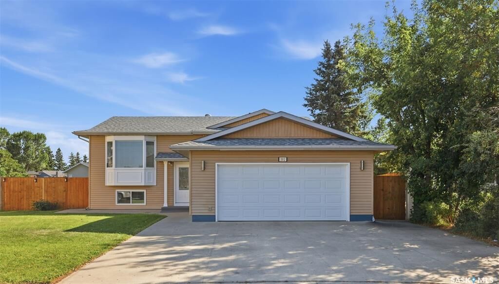 Property Photo:  302 Nixon Crescent  SK S7L 7G1 