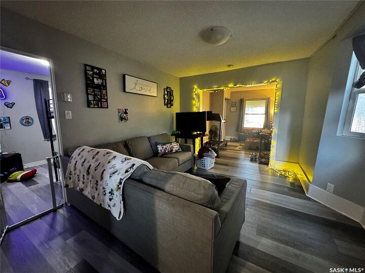 Photo de la propriété:  1331 B Avenue N  SK S7L 1G6 