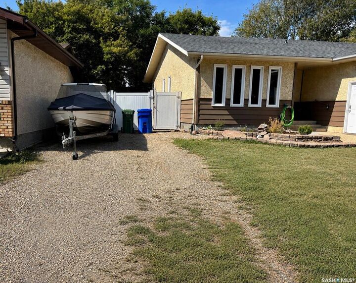Property Photo: 1214 Devonshire Drive N SK S4X 3E1