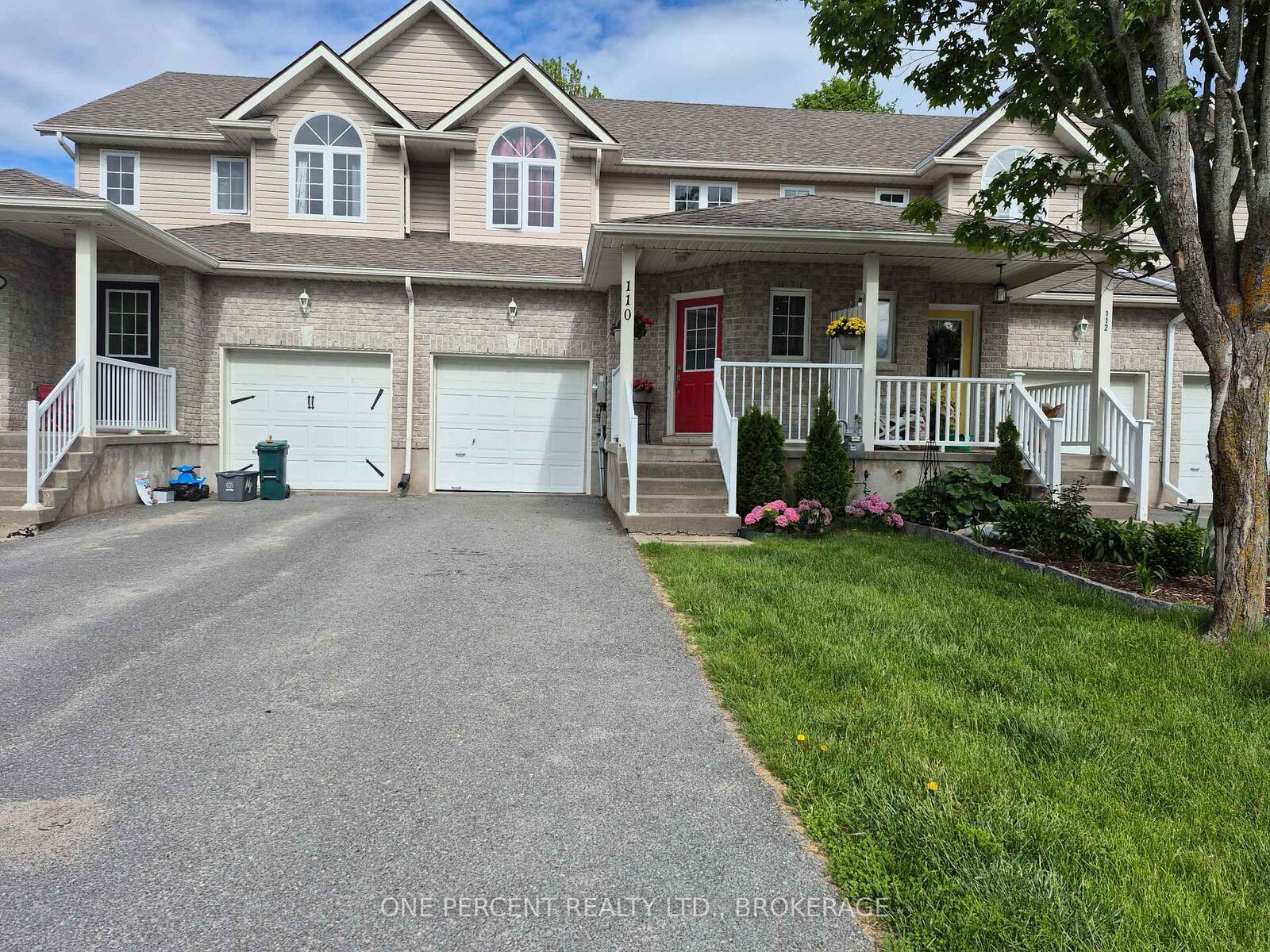 Property Photo: 110 Fireside Court ON K7K 7L8