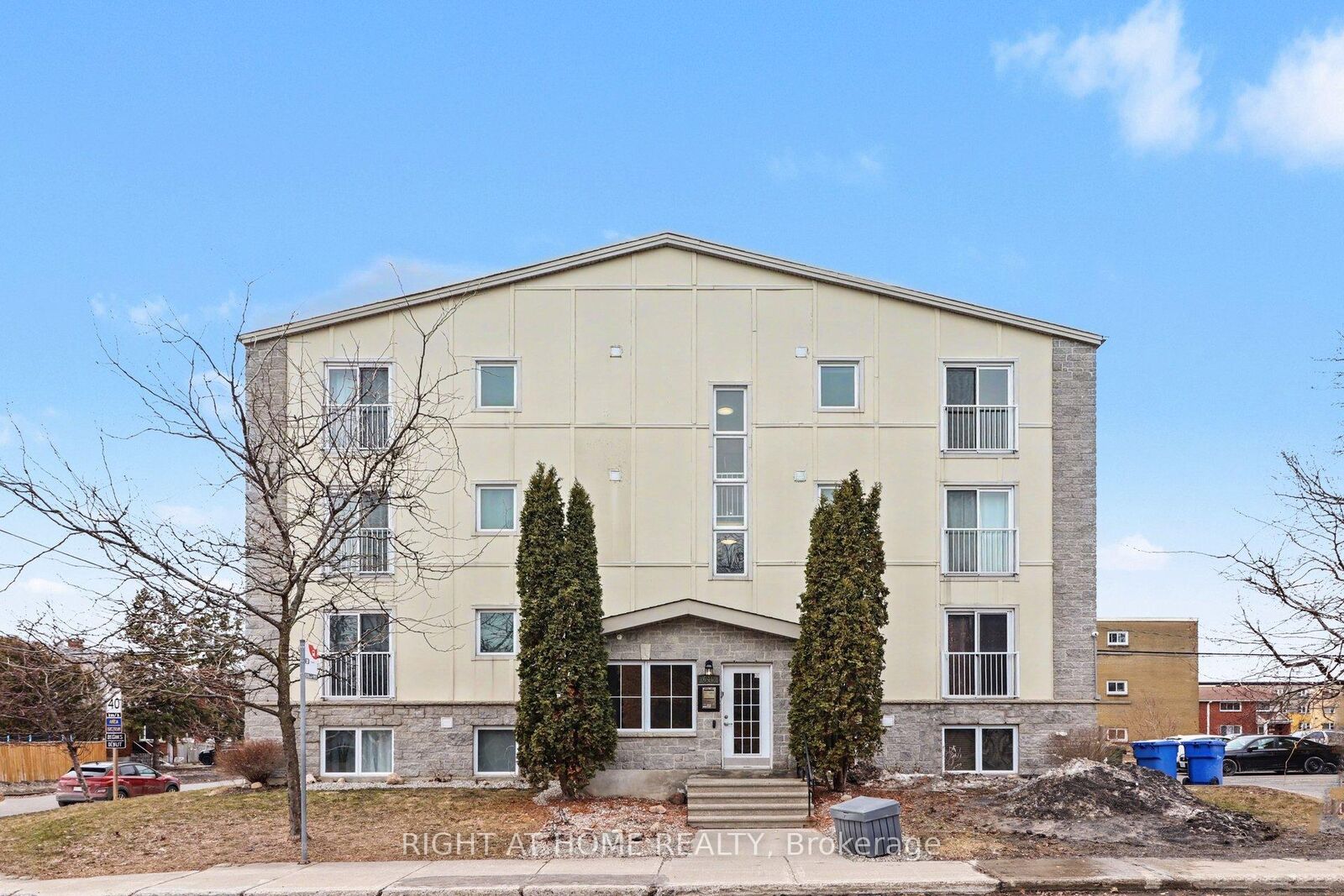 Property Photo:  646 Cummings Avenue 202  ON K1K 2K6 