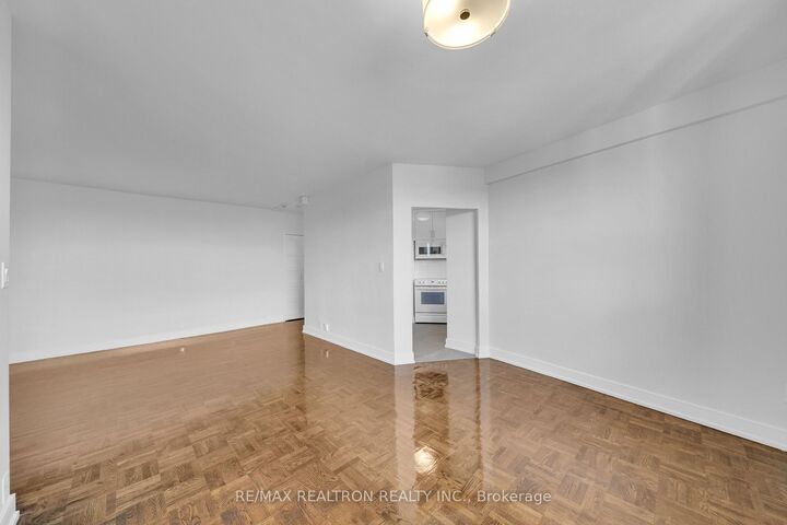 Property Photo:  9 Deer Park Crescent 1202  ON M4V 2C4 