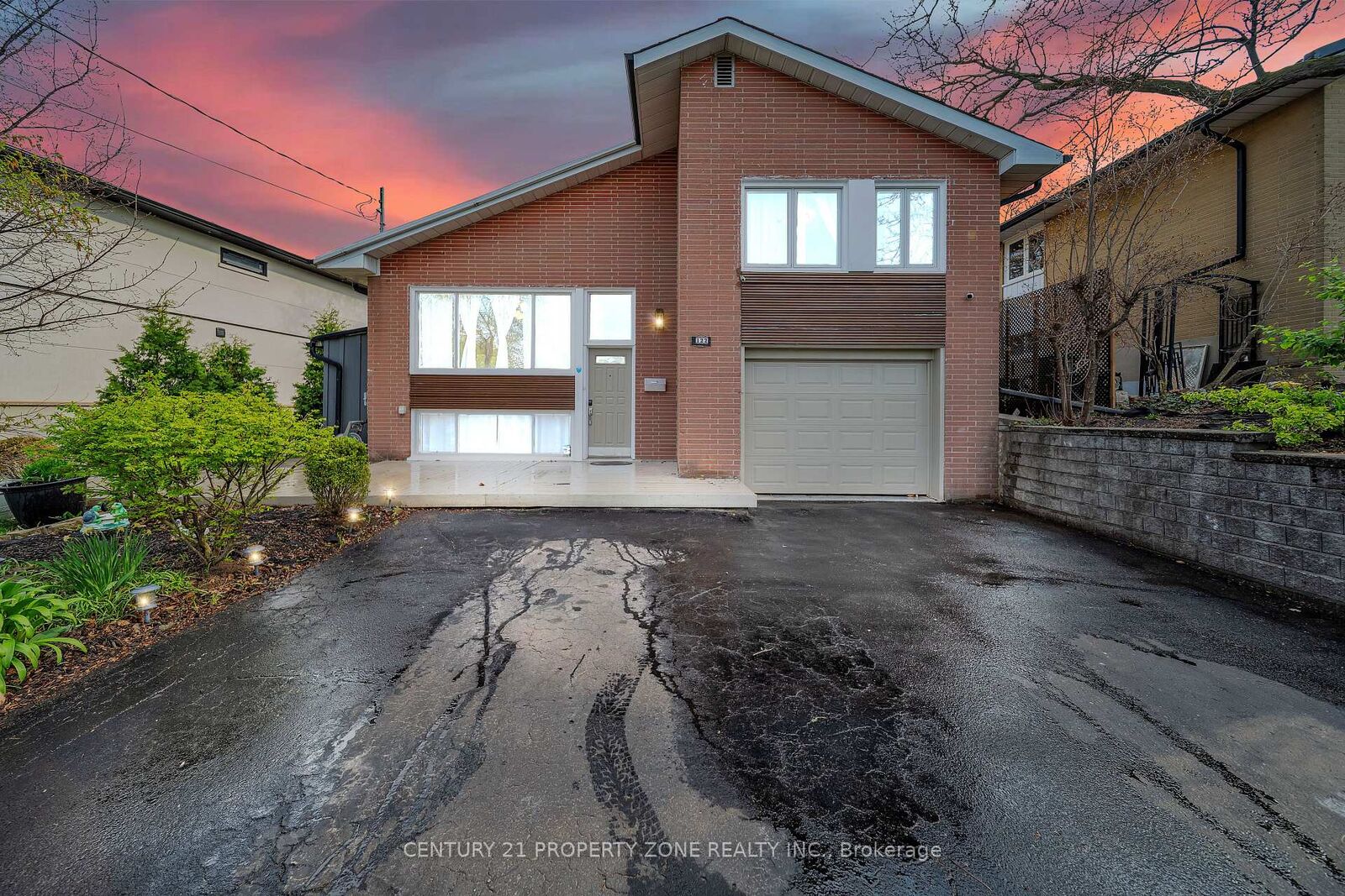 Property Photo: 122 Vista Boulevard ON L5M 1V9
