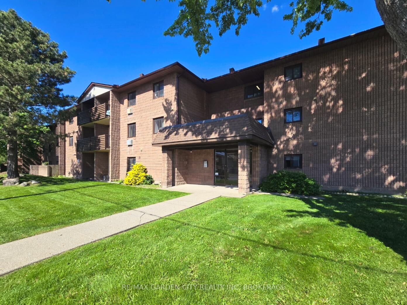Property Photo:  72 Main Street E 211  ON L3K 5Z8 