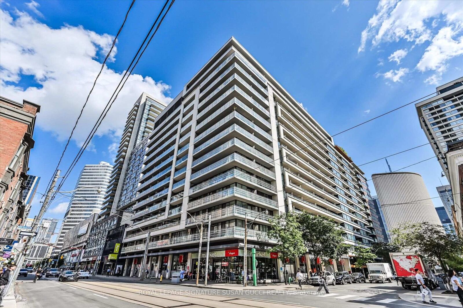 Property Photo:  111 Elizabeth Street 1825  ON M5G 1P7 