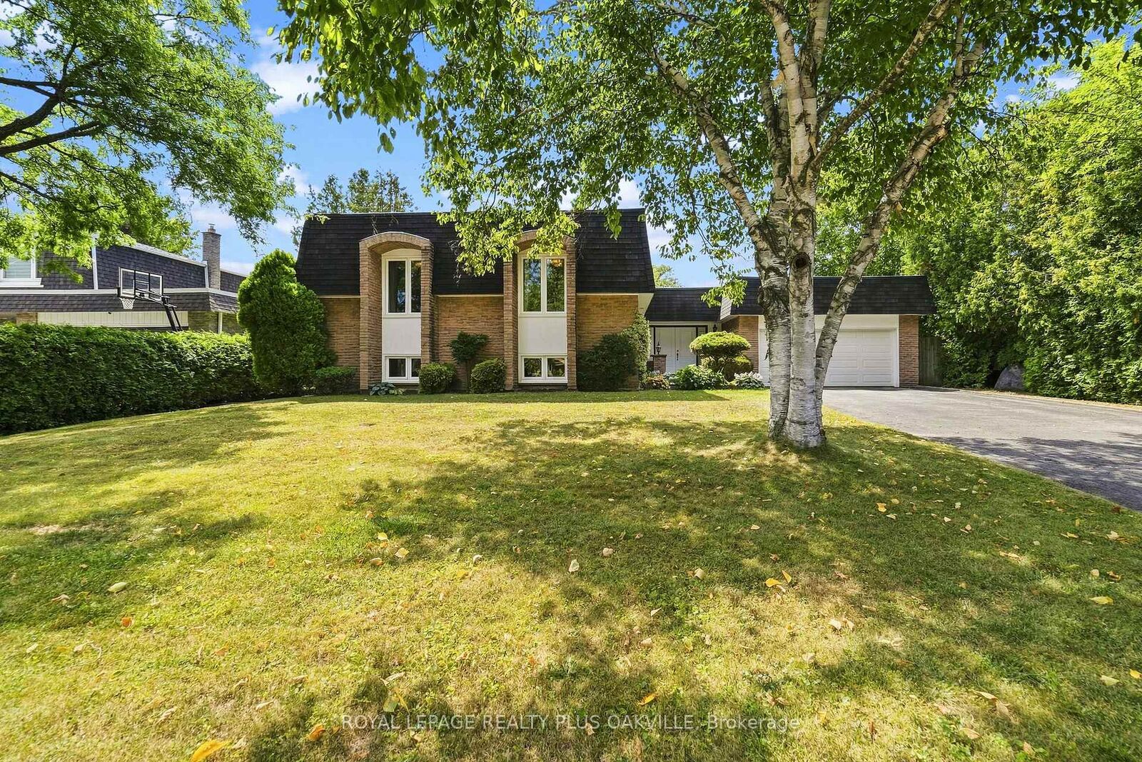 Property Photo: 244 Willowridge Court ON L6L 5J2