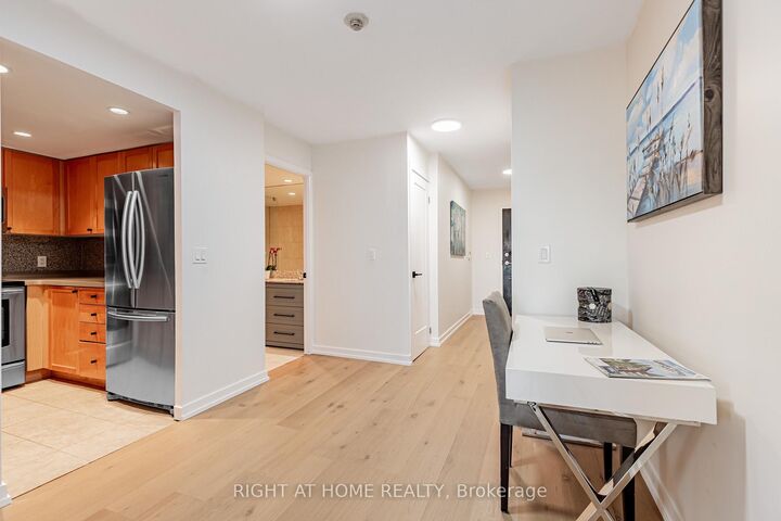Property Photo:  8 Park Road 3116  ON M4W 3S5 