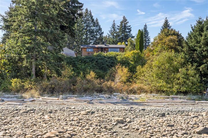 Property Photo: 2310 Seabank Rd BC V9J 1Y2