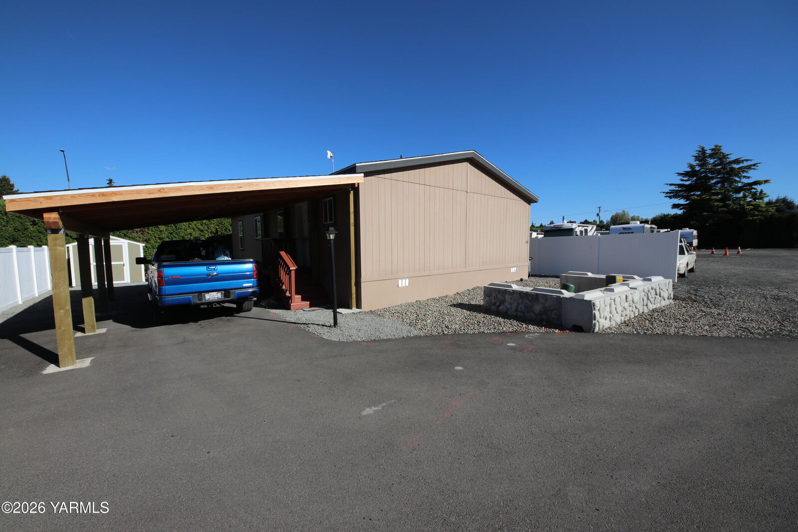 Property Photo: 802 N 40th Ave WA 98908