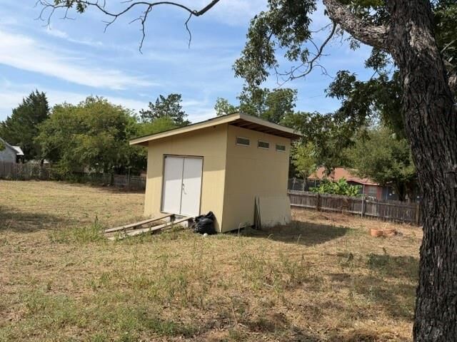 Property Photo:  707 W Madison Street  TX 78621 