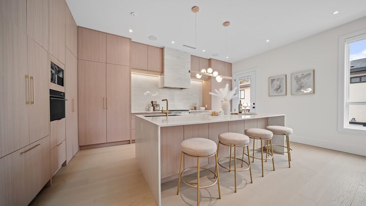 Property Photo:  6070 Elgin Avenue 2  BC V5H 3S4 