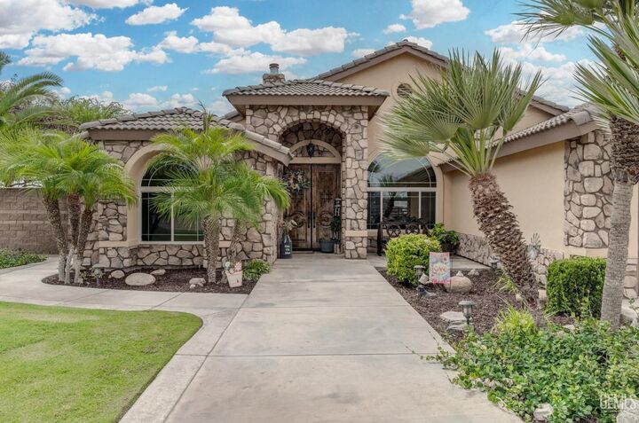 Property Photo:  6131 Porterfield Avenue  CA 93307 