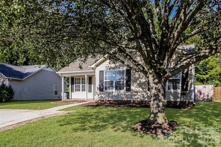 Property Photo:  1404 Bells Knox Road  NC 28214 