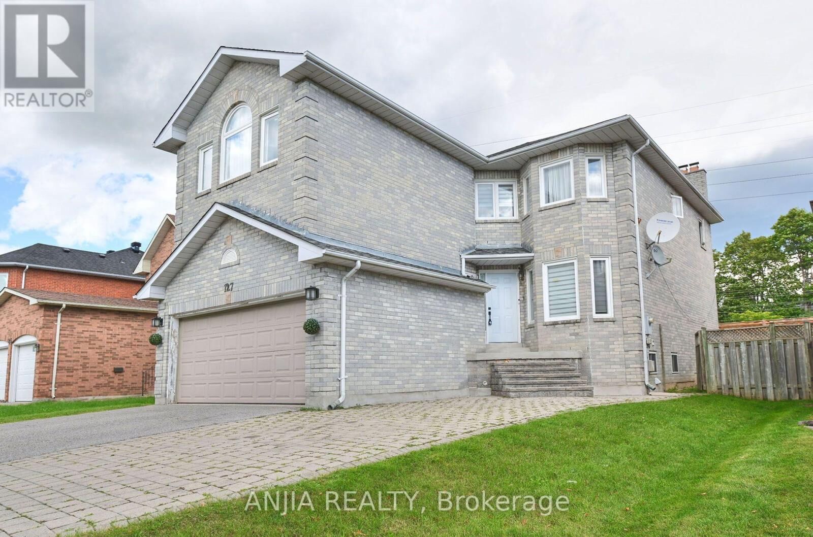 Property Photo: 127 Tomlinson Circle ON L3R 9K4