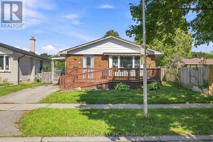 Property Photo:  4 Harding Crescent  ON N6E 1G3 