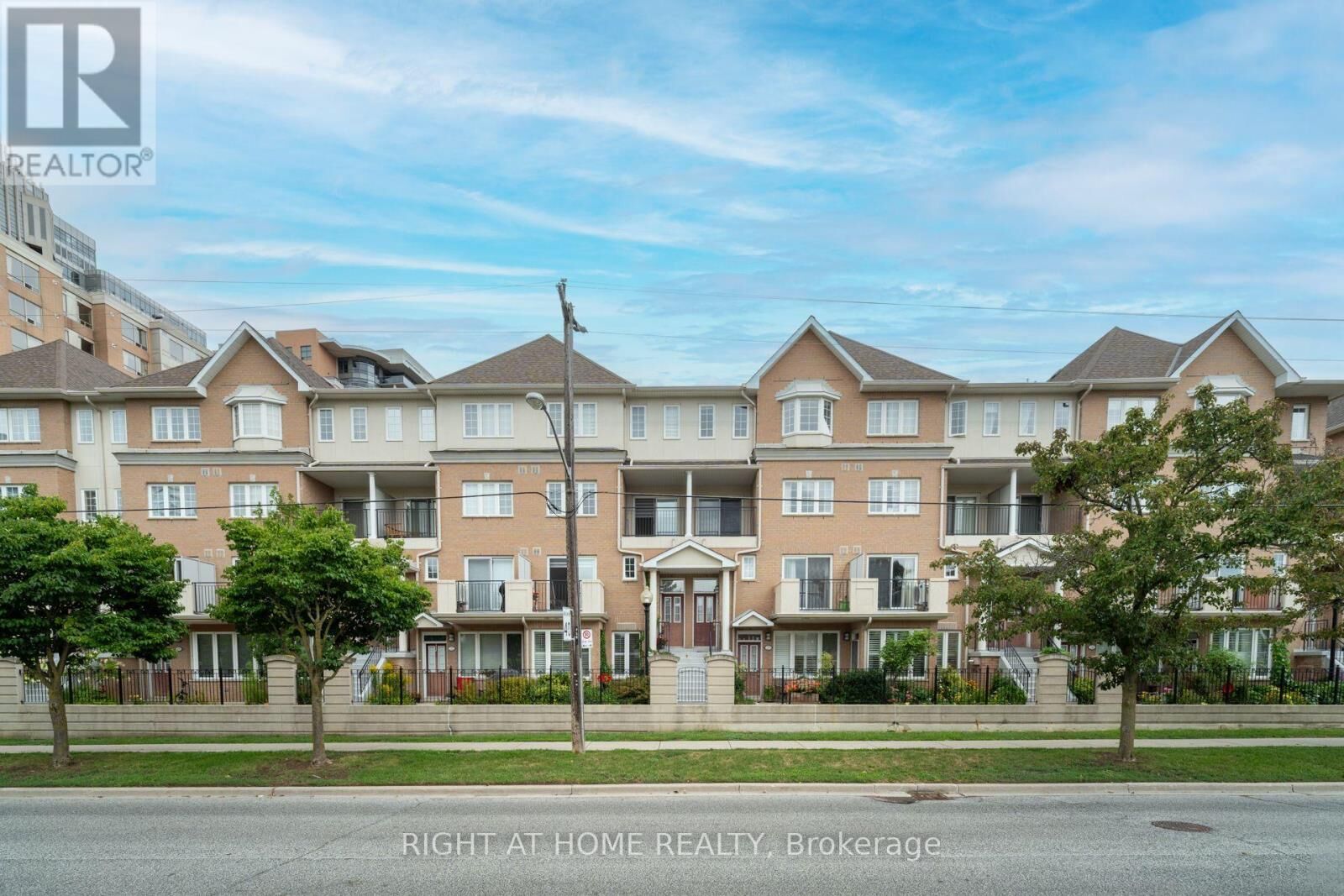 Property Photo:  220 Grandview Way  ON M2N 6V3 
