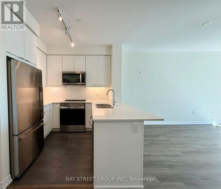 Property Photo: 15 Watergarden Drive 606 ON L5R 0H4