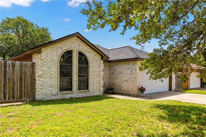 Property Photo: 2094 Ridgewood Circle Circle TX 78362