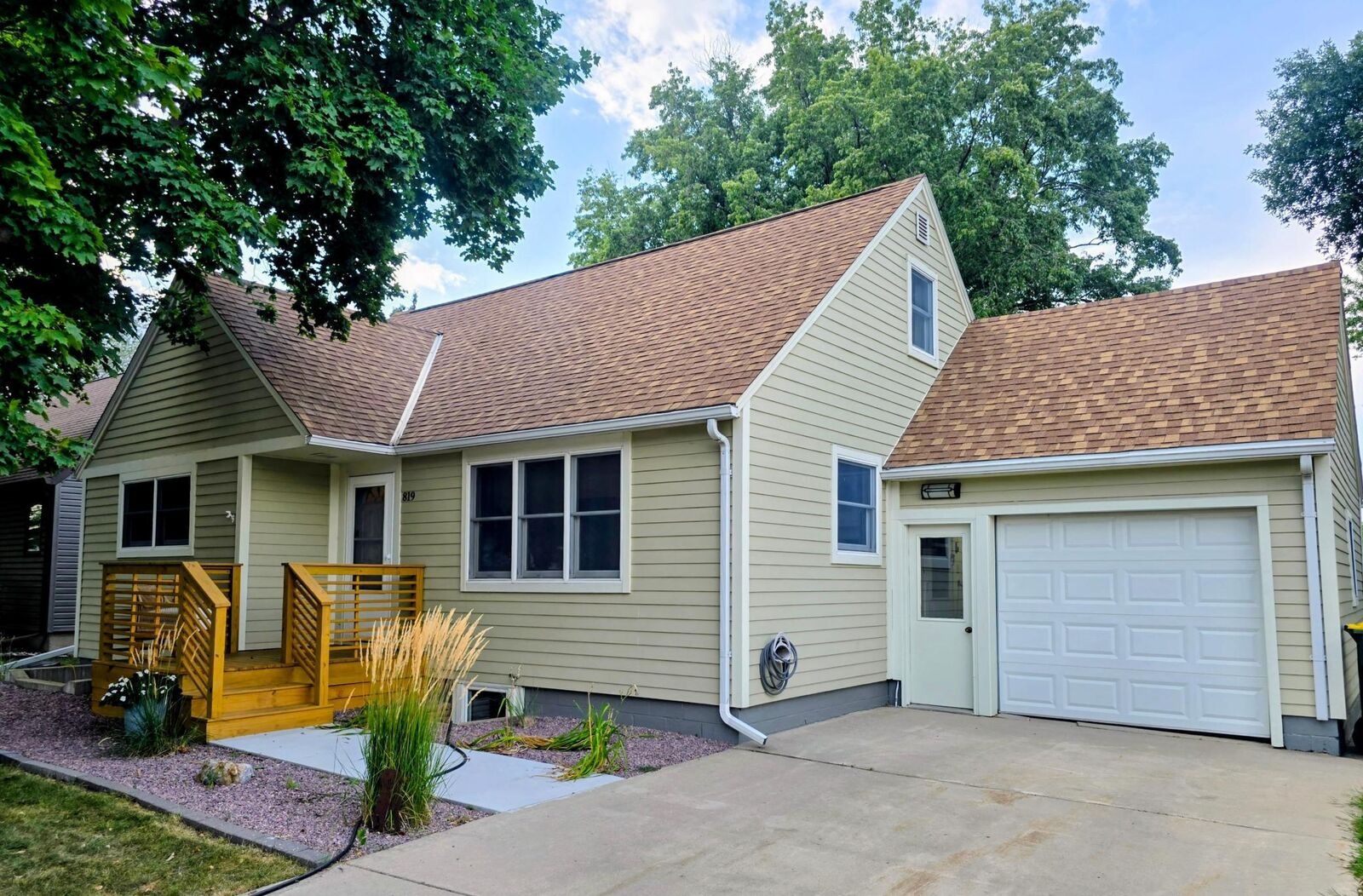 Property Photo: 819 5th Street SW MN 56164