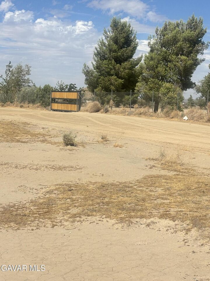 Property Photo: 172 E Palmdale Boulevard CA 93550
