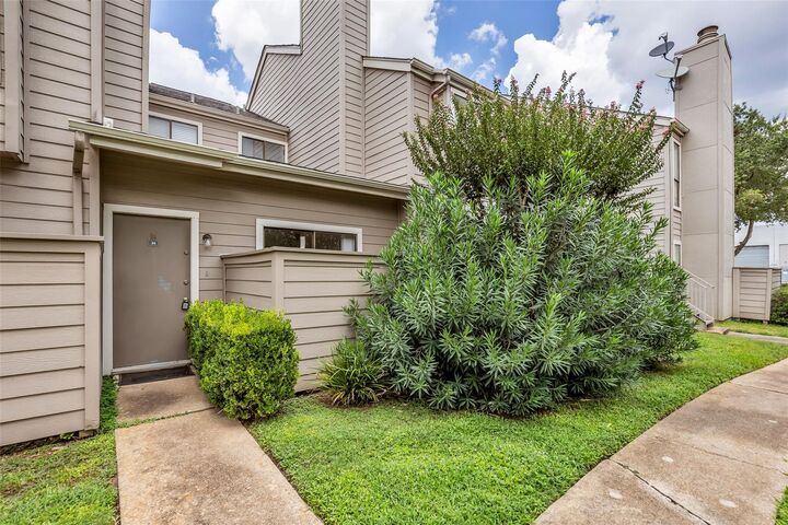 Property Photo:  6701 Sands Point Drive 31  TX 77074 