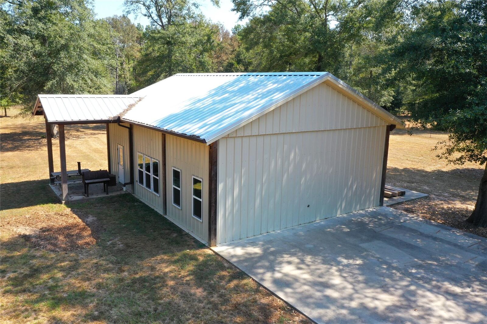Property Photo: 251 Everitt Rd TX 77328
