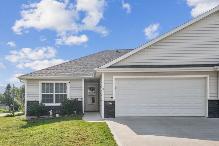 Property Photo:  402 N Park Street  IA 50228 