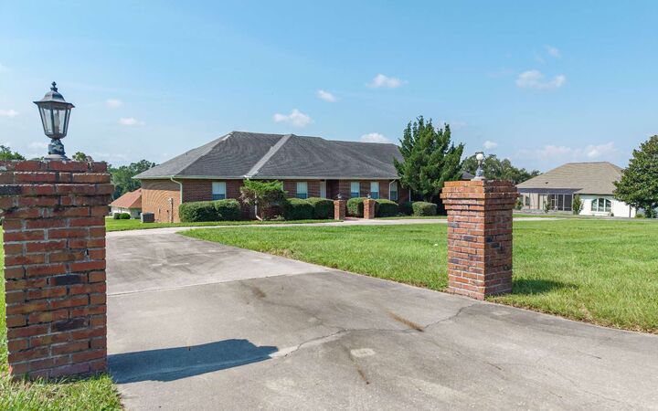 Property Photo:  
