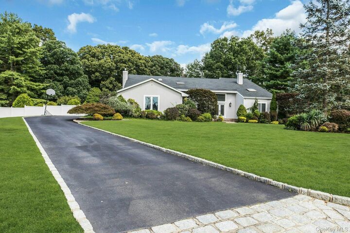 Property Photo:  4 Laurelwood Court  NY 11746 