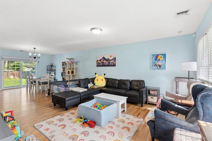 Property Photo:  17 Robinwood Street  NY 11950 